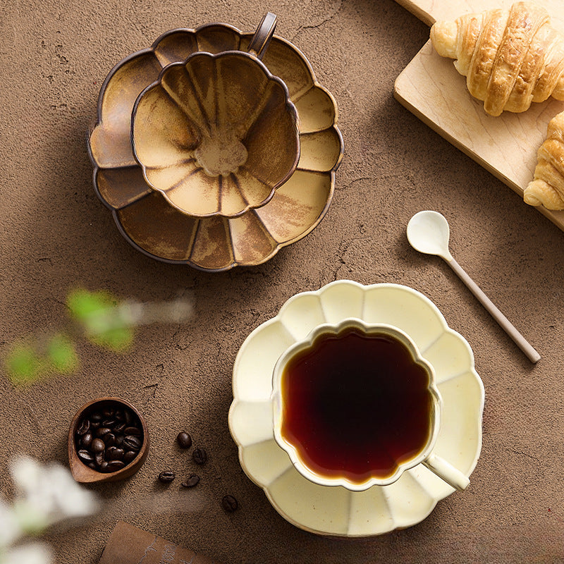 Ensemble de tasse à café et soucoupe en grès fait main en forme de fleur de Gohobi