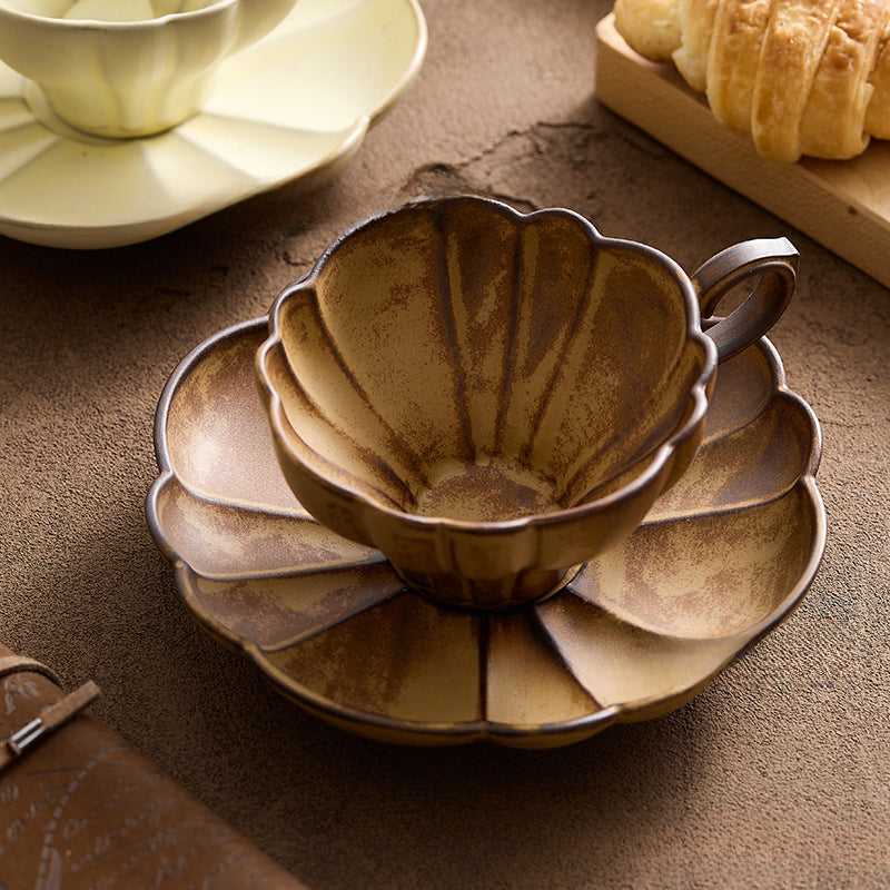 Ensemble de tasse à café et soucoupe en grès fait main en forme de fleur de Gohobi