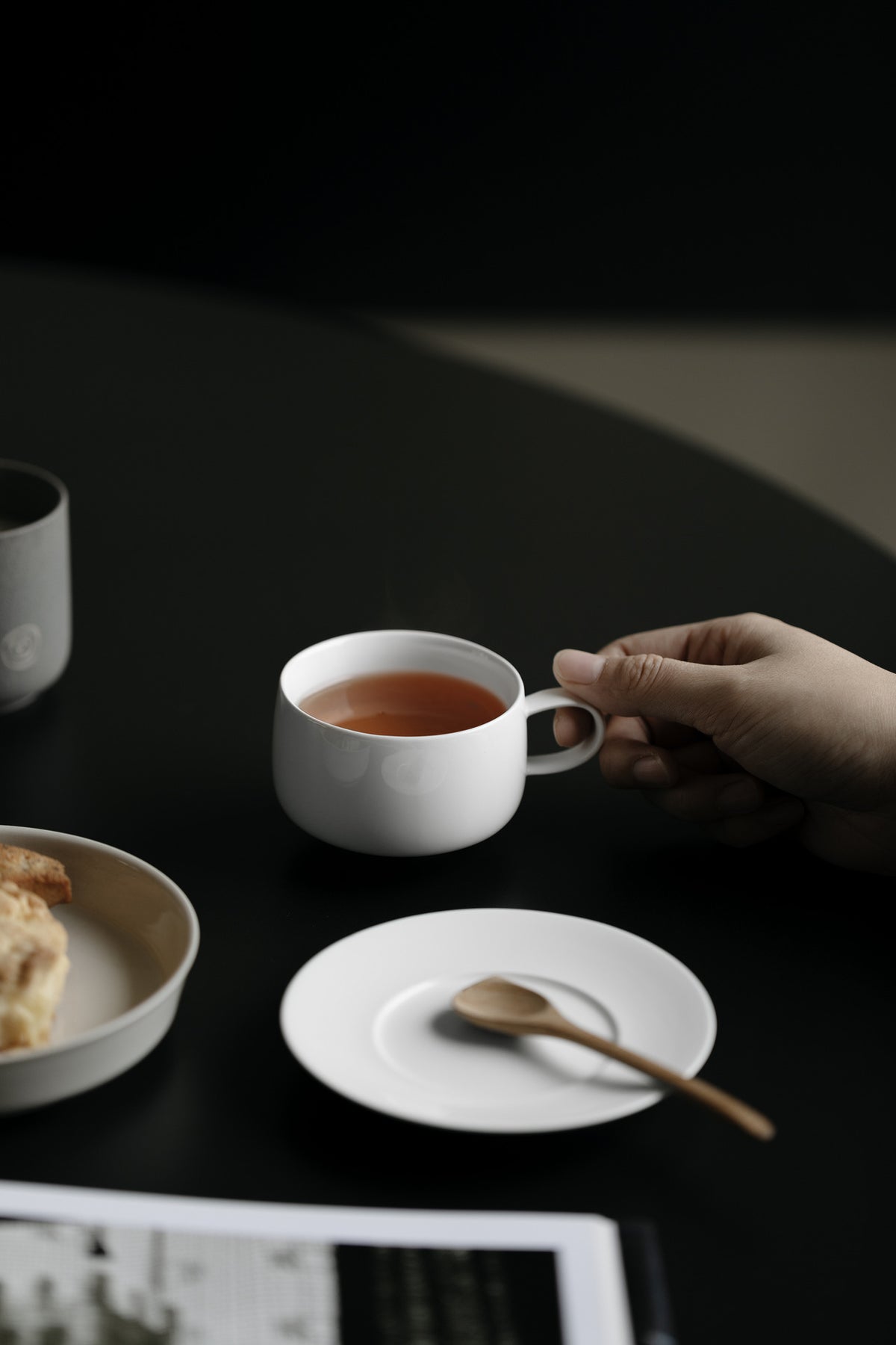 Tasse à café en argile blanche et jade en céramique élégante faite à la main par Gohobi