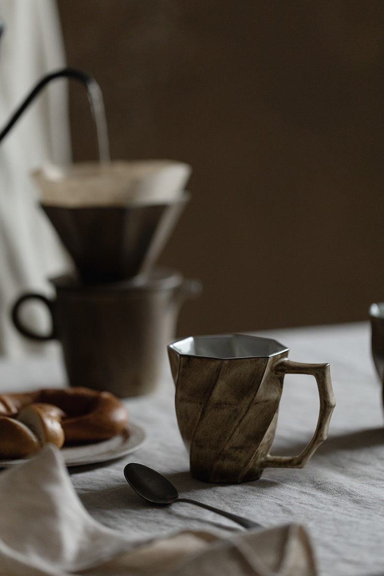 Tasse en grès faite à la main Gohobi pour tous les jours