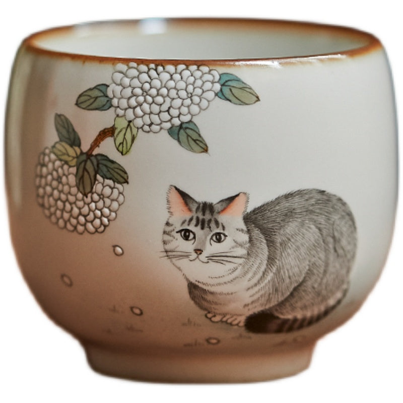 Tasse à thé en céramique peinte à la main avec des hortensias et des chats gris de Gohobi