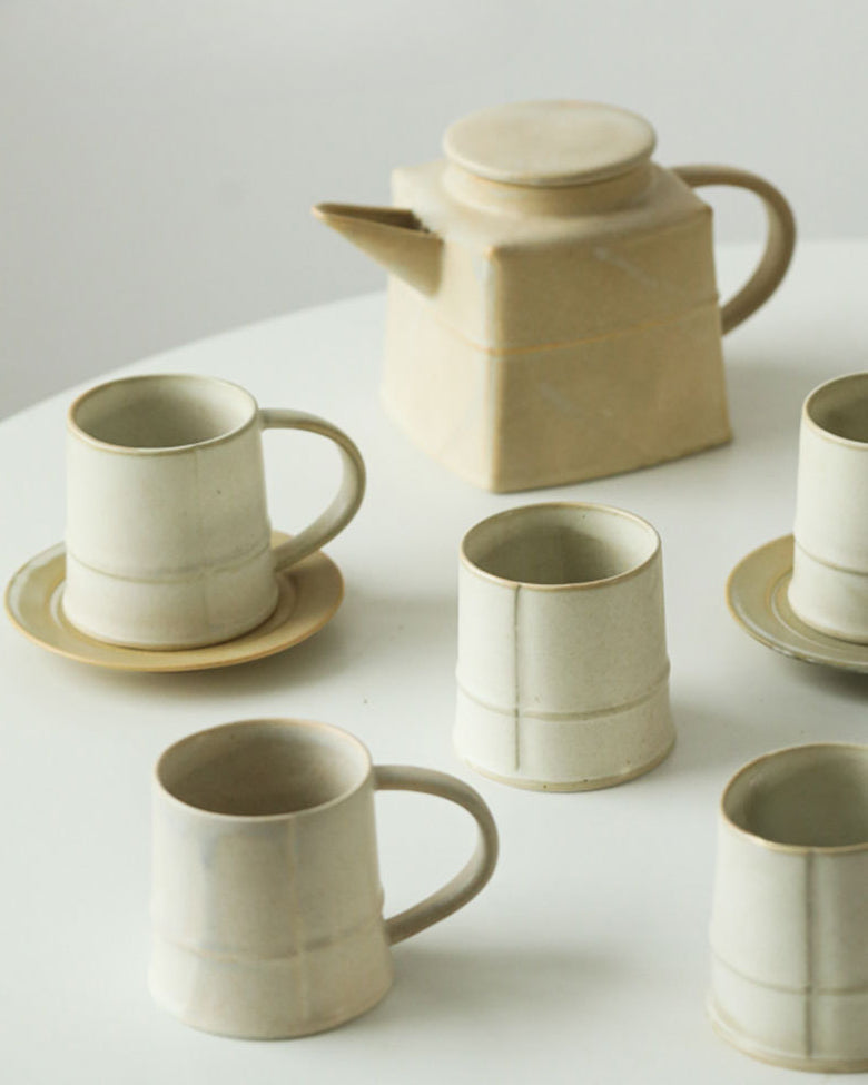 Théière et tasses blanches au design moderne de Gohobi