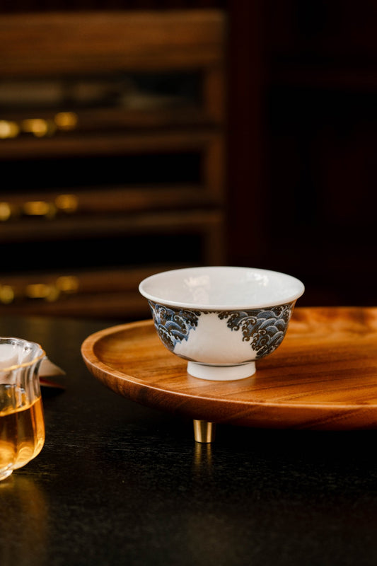 [清本源 x Gohobi Gallery] Blue & White Large Press-Hand Cup with Inner-Impressed Sea & Dragon Motif – Carved Cliff and Wave Design (120ml)