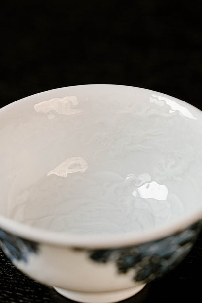 [清本源 x Gohobi Gallery] Blue & White Large Press-Hand Cup with Inner-Impressed Sea & Dragon Motif – Carved Cliff and Wave Design (120ml)