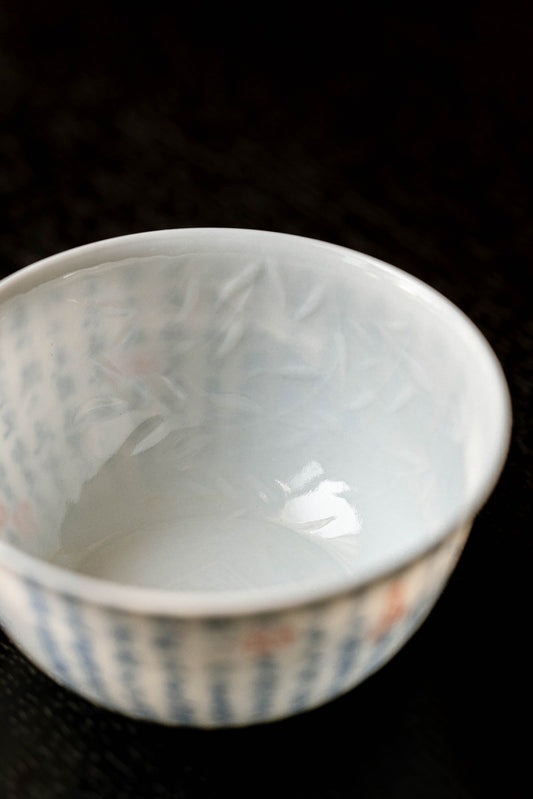 [清本源 x Gohobi Gallery] Blue & White Chicken Cup with Inner-Impressed Willow Leaf Motif – Heart Sutra Design (80ml)