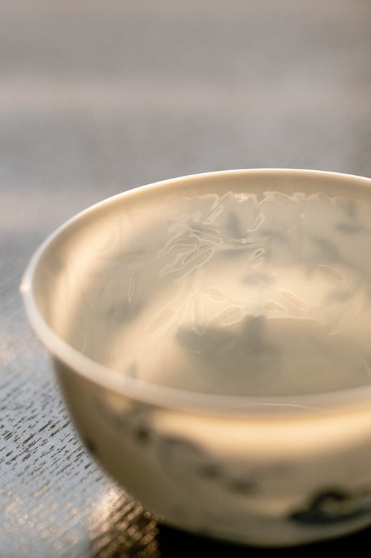 [清本源 x Gohobi Gallery] Blue & White Chicken Cup with Inner-Impressed Willow Leaf Motif – “Ducks at Play by the Willow Pond” Design (80ml)