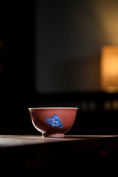 [清本源 x Gohobi Gallery] Thin-Body Red Glazed Blue-and-White Three Fish Cup with Inner Sea Imprint (65ml)