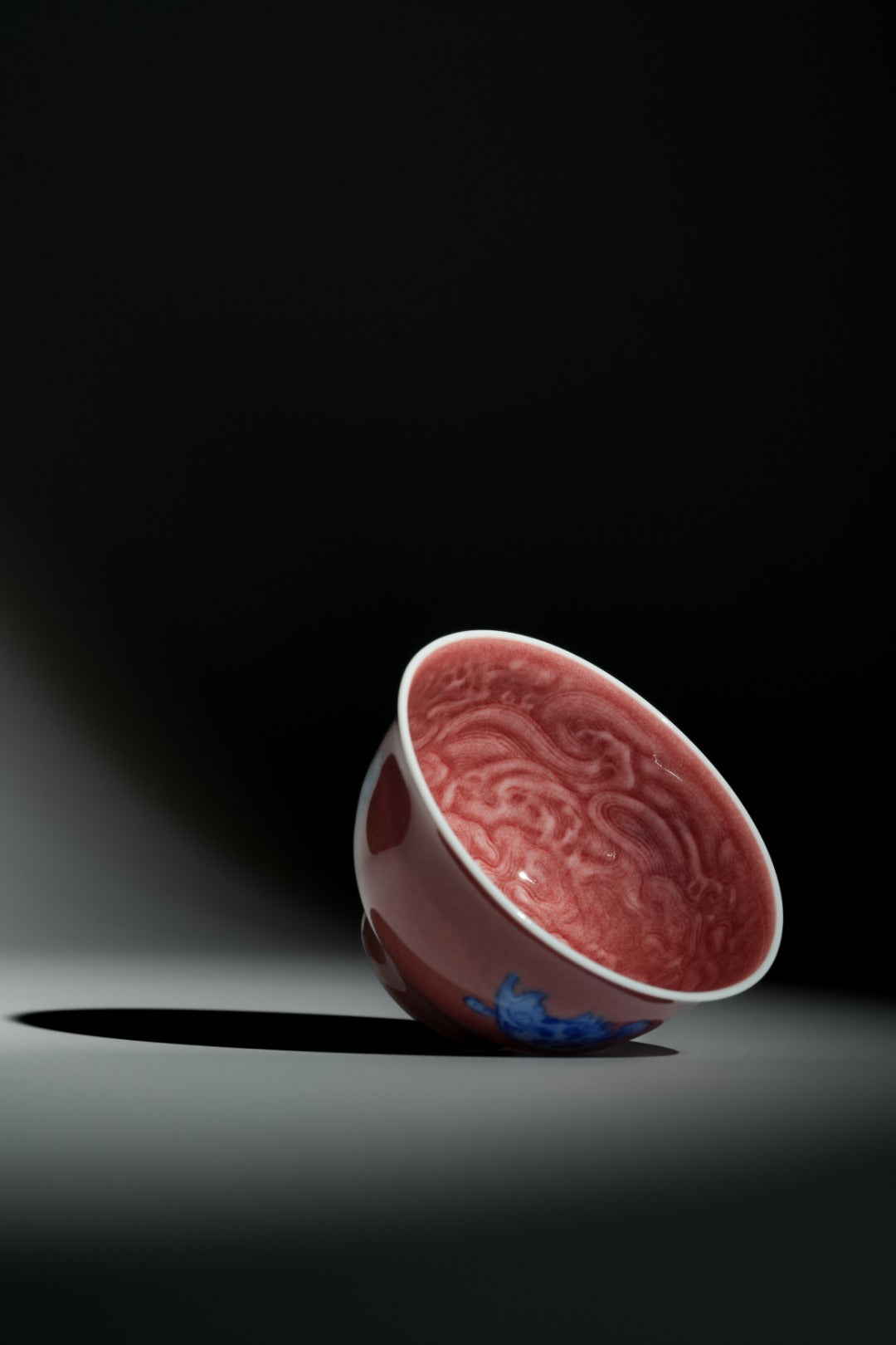 [清本源 x Gohobi Gallery] Thin-Body Red Glazed Blue-and-White Three Fish Cup with Inner Sea Imprint (65ml)