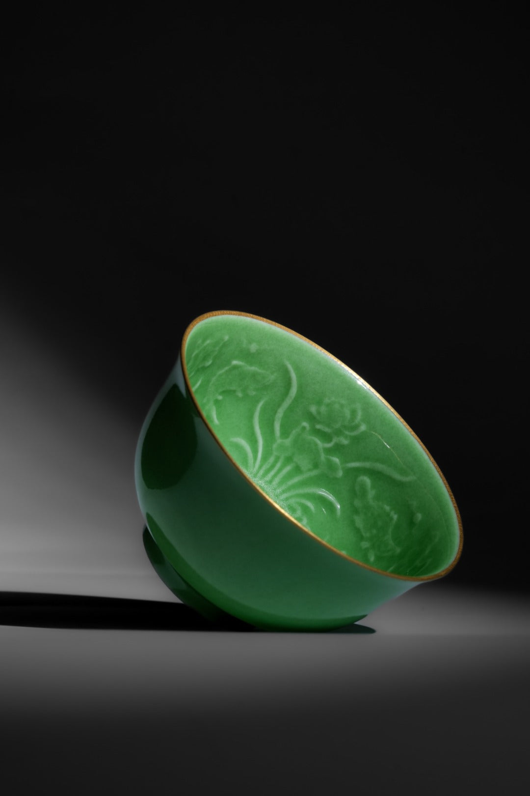 [清本源 x Gohobi Gallery] Thin-Body Green Glazed Cup with Inner-Impressed Fish & Algae Motif – Flared Rim (88ml)