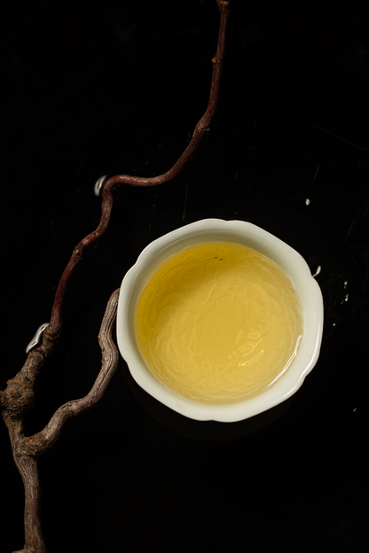 [清本源 x Gohobi Gallery] Thin-Body Sweet White Floral Cup with Inner-Impressed Shadow Dragon Motif (80ml)