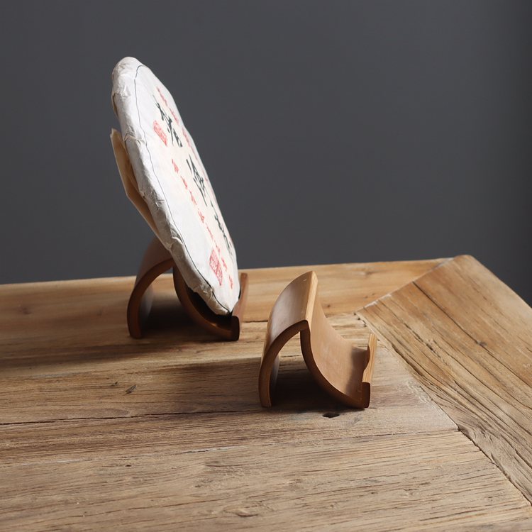 Gohobi Bamboo Pu'er Tea Cake Display Stand – Triangular Easel Shelf for Tea Ceremony Display