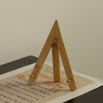 Gohobi Bamboo Pu'er Tea Cake Display Stand – Triangular Easel Shelf for Tea Ceremony Display