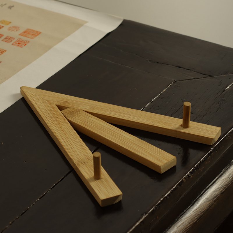 Gohobi Bamboo Pu'er Tea Cake Display Stand – Triangular Easel Shelf for Tea Ceremony Display