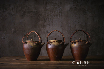 Gohobi Heat-Resistant Old Rock Mud Boiling Teapot – Coarse Pottery Beam-Lifted Stove Kettle (560ml)