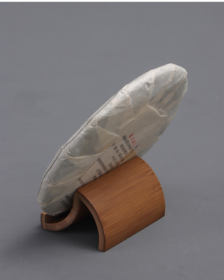 Gohobi Bamboo Pu'er Tea Cake Display Stand – Triangular Easel Shelf for Tea Ceremony Display