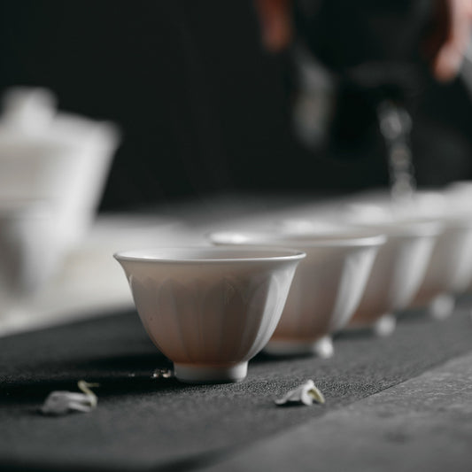 Tasse à thé en céramique de chrysanthème en porcelaine blanche faite à la main par Gohobi