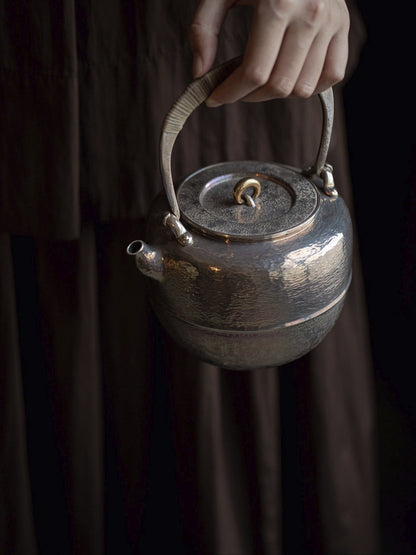 [蔓生敘古x Chingshui Tang] Chūzaburō Knife-Handle Silver Teapot – Japanese-Inspired Handcrafted Silver Teaware with Blade-Inspired Grip