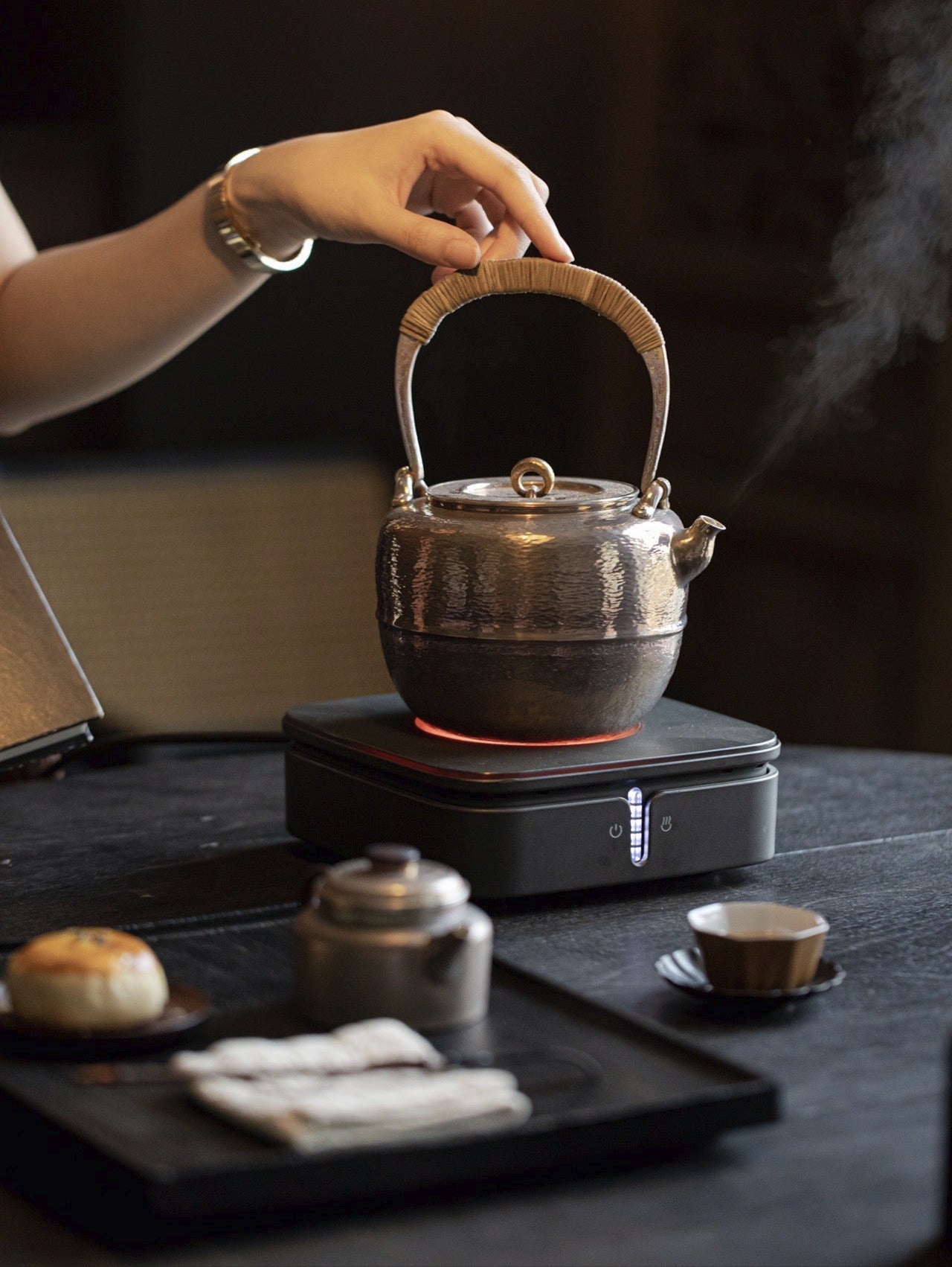 [蔓生敘古x Chingshui Tang] Chūzaburō Knife-Handle Silver Teapot – Japanese-Inspired Handcrafted Silver Teaware with Blade-Inspired Grip