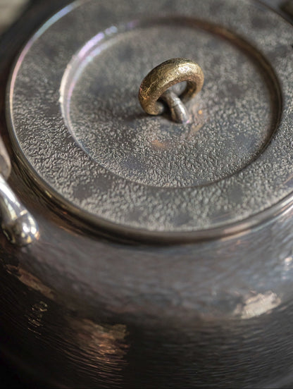 [蔓生敘古x Chingshui Tang] Chūzaburō Knife-Handle Silver Teapot – Japanese-Inspired Handcrafted Silver Teaware with Blade-Inspired Grip