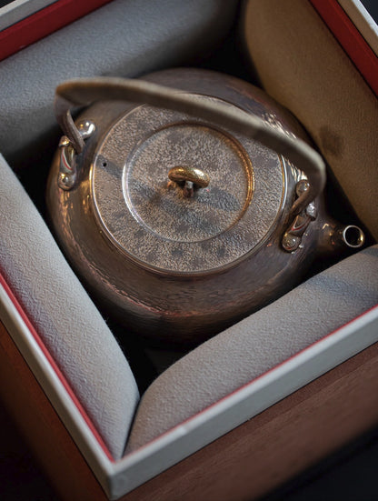 [蔓生敘古x Chingshui Tang] Chūzaburō Knife-Handle Silver Teapot – Japanese-Inspired Handcrafted Silver Teaware with Blade-Inspired Grip