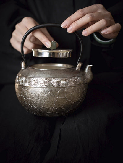 [蔓生敘古x Chingshui Tang] Conch Pattern Silver Teapot – Handcrafted Spiral-Ribbed 9999 Fine Silver Gongfu Teaware