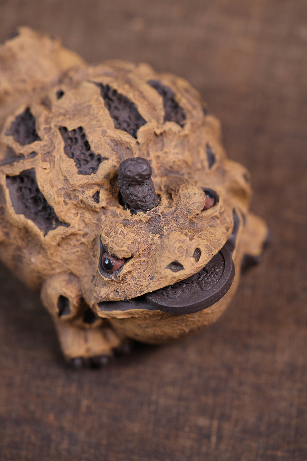 Gohobi Yixing Purple Clay Three-Legged Golden Toad Tea Pet – Handmade Lucky Ornament