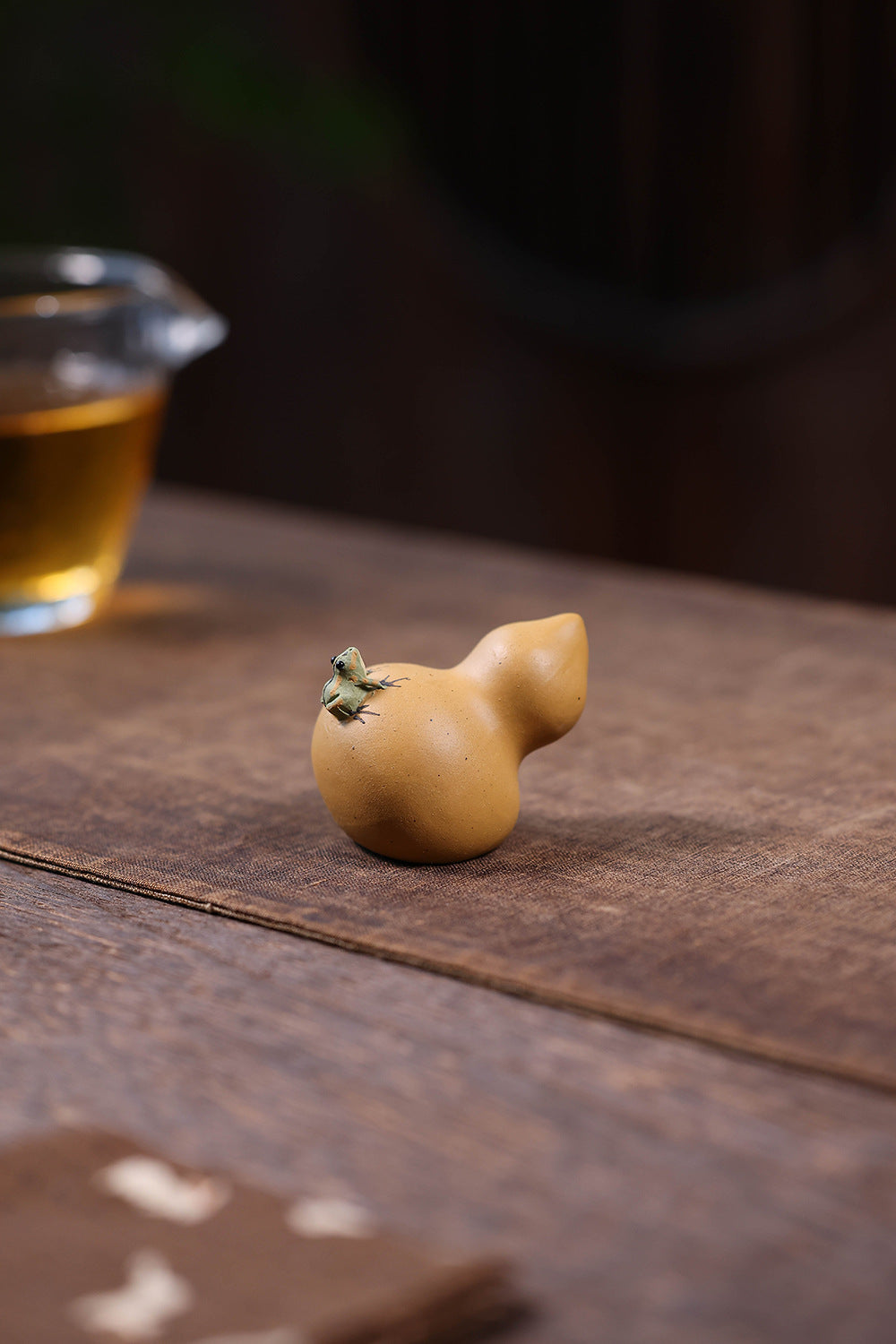 Gohobi Yixing Purple Clay Gourd Frog Tea Pet – Handmade Water-Spraying Ornament