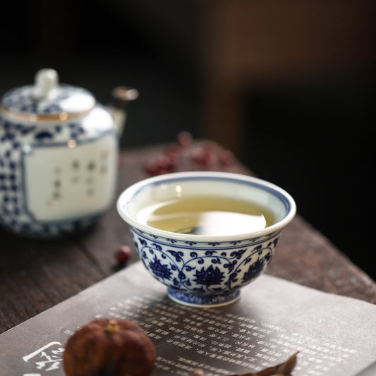 Tasse à thé Yongle peinte à la main en bois bleu et blanc de Gohobi, pressée à la main