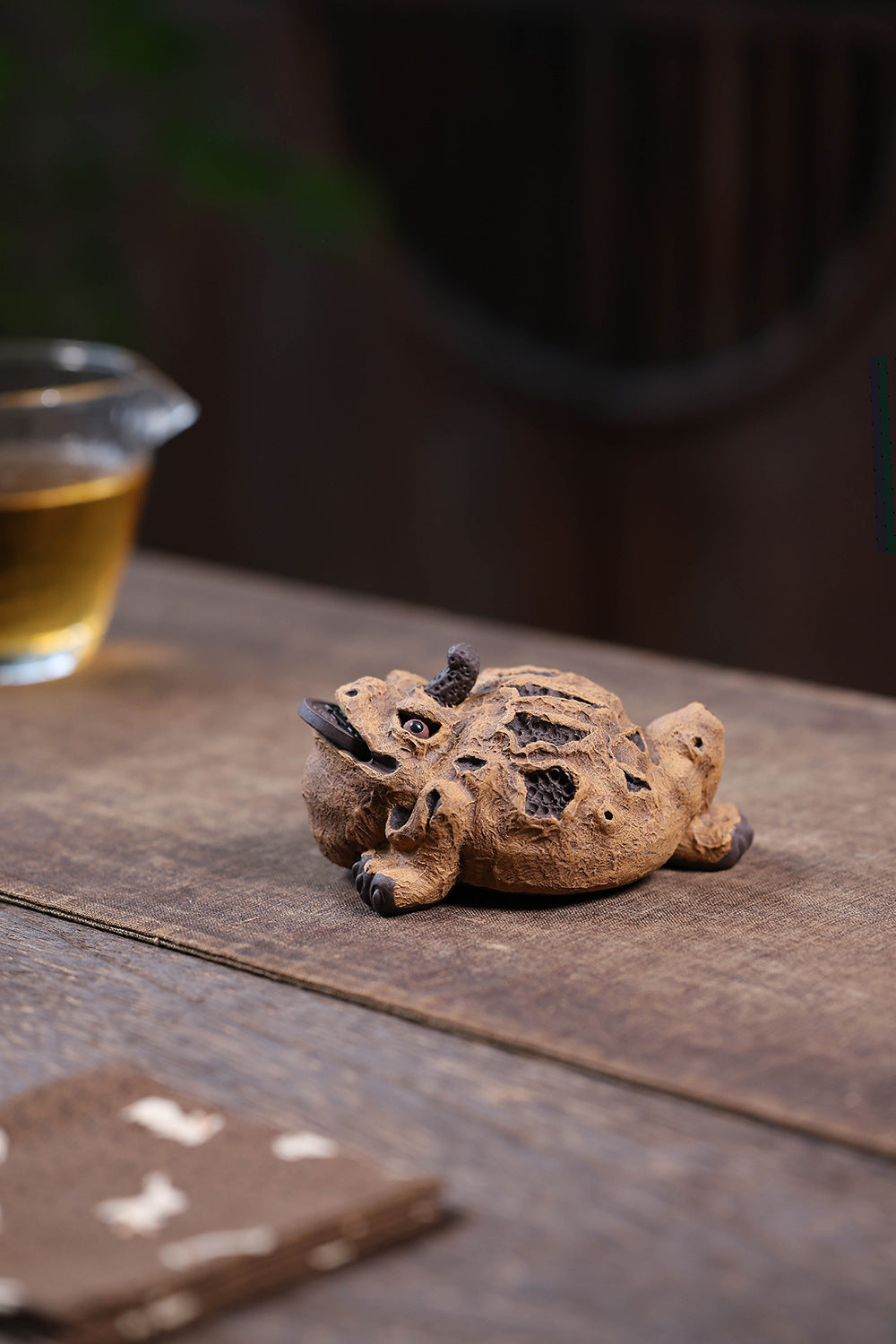 Gohobi Yixing Purple Clay Three-Legged Golden Toad Tea Pet – Handmade Lucky Ornament