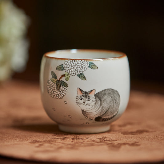 Tasse à thé en céramique peinte à la main avec des hortensias et des chats gris de Gohobi