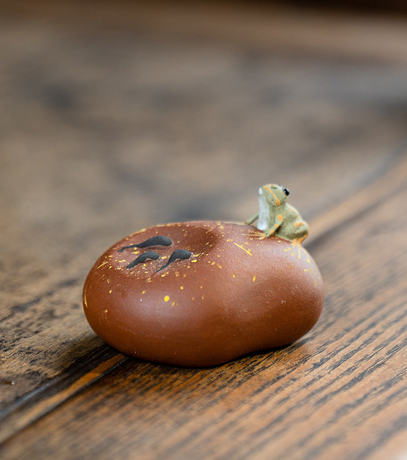 Gohobi Yixing Purple Clay Water-Spraying Stone Frog Tea Pet – Handmade Lotus Pod Ornament