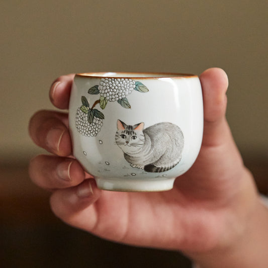 Tasse à thé en céramique peinte à la main avec des hortensias et des chats gris de Gohobi
