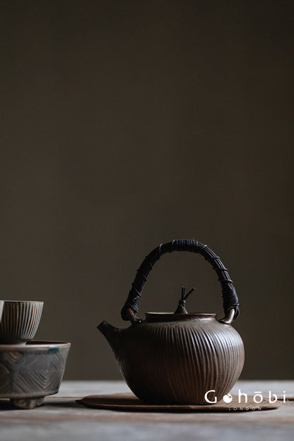 Gohobi Japanese Pottery Rattan-Woven Teapot – Handmade Open Flame Kettle (500ml, 2 Colours)