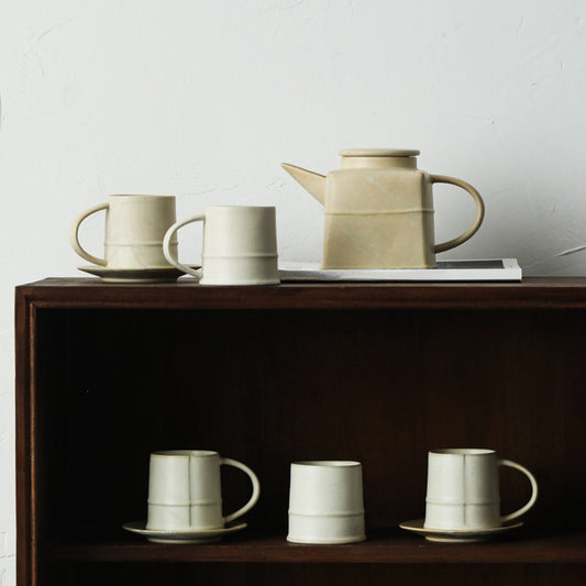 Théière et tasses blanches au design moderne de Gohobi