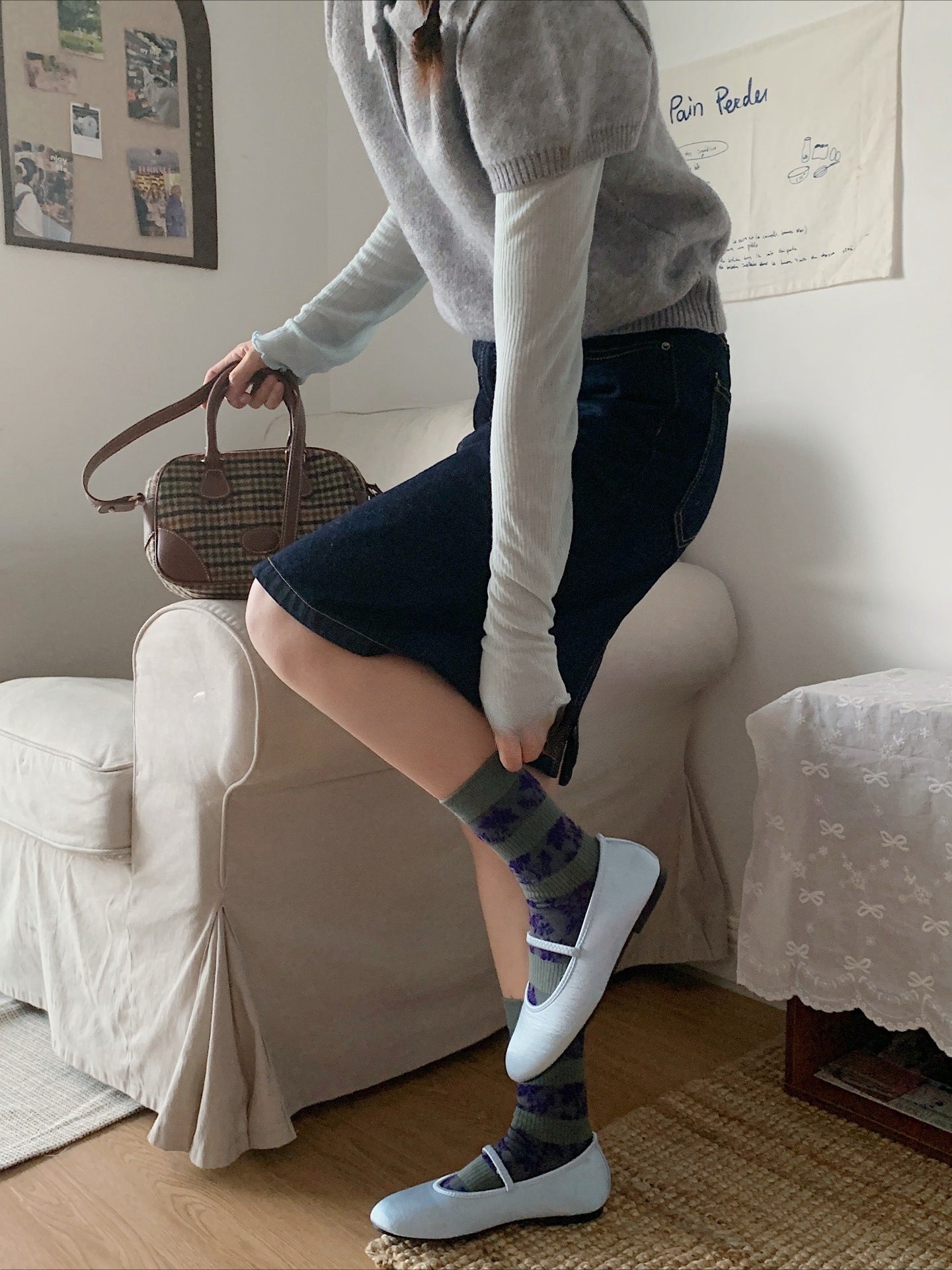 Gohobi Japanese Embossed Flower Mid-Calf Socks