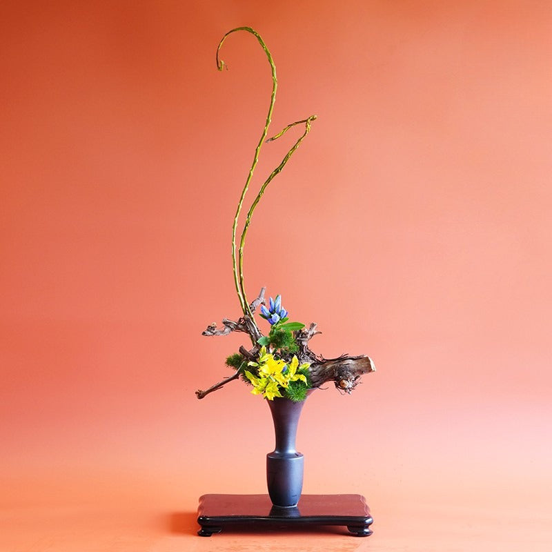 Gohobi Japanese Ikebana Flower Arranger Vase – Minimalist Ceramic Decorative Vessel