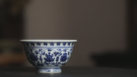 Tasse à thé Yongle peinte à la main en bois bleu et blanc de Gohobi, pressée à la main