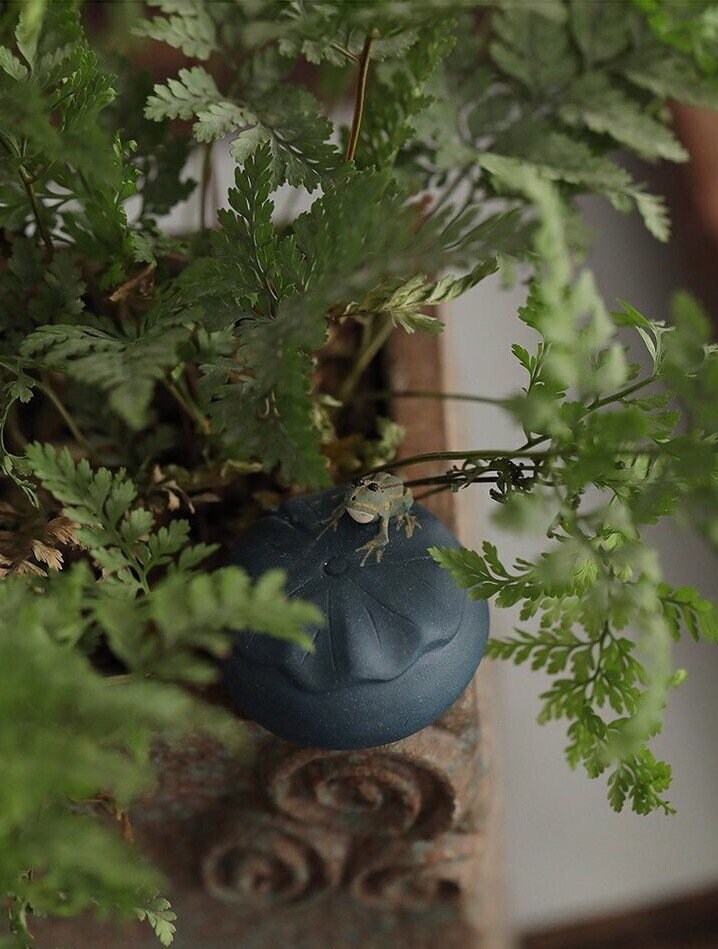 Gohobi Handmade ceramic YiXing clay blue lotus and Frog Tea ornaments Tea pets Chinese Gongfu tea Japanese Chado unique ornaments